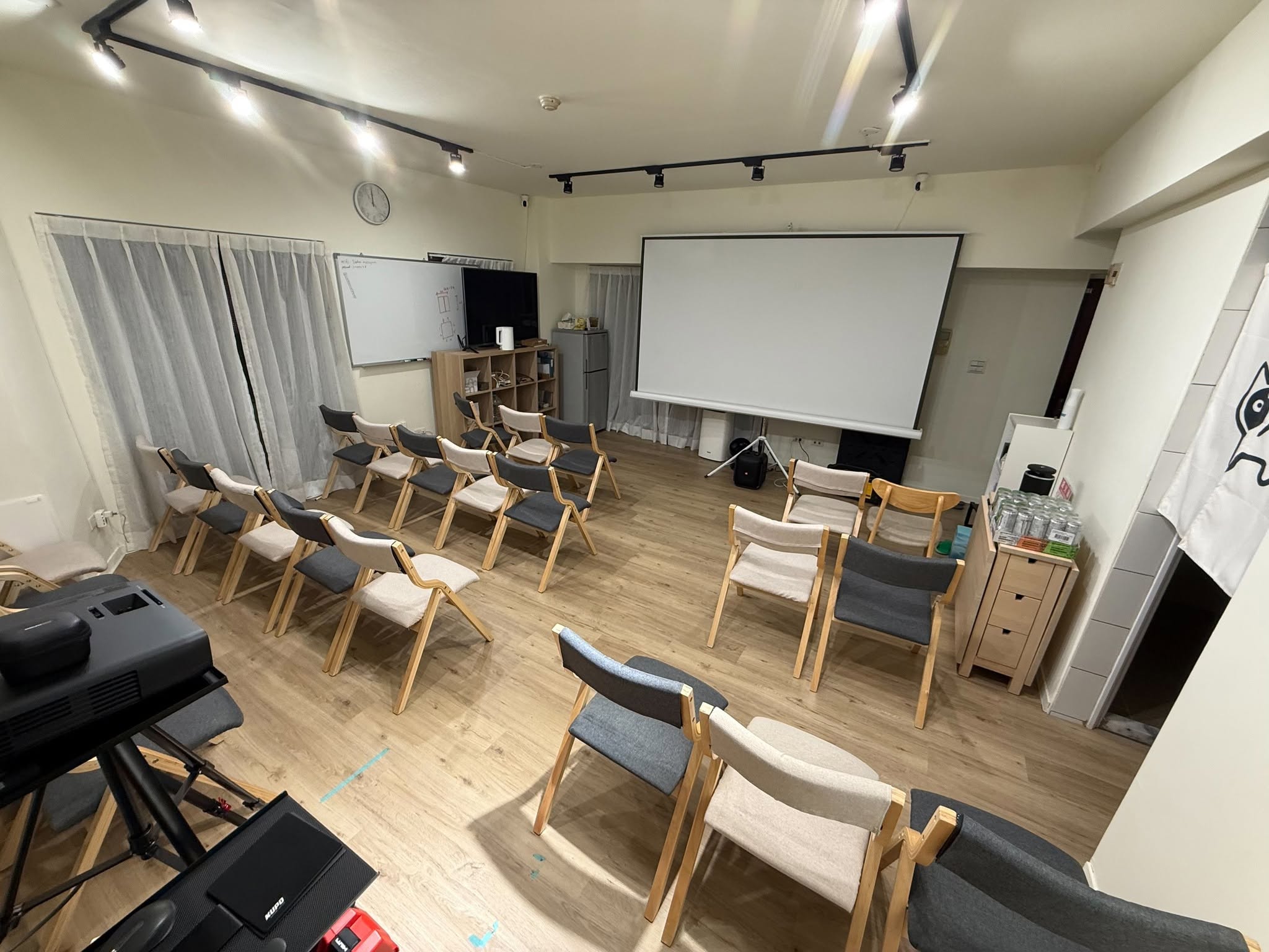炭吉悠所課程教室，座位面向大型投影布幕與白板