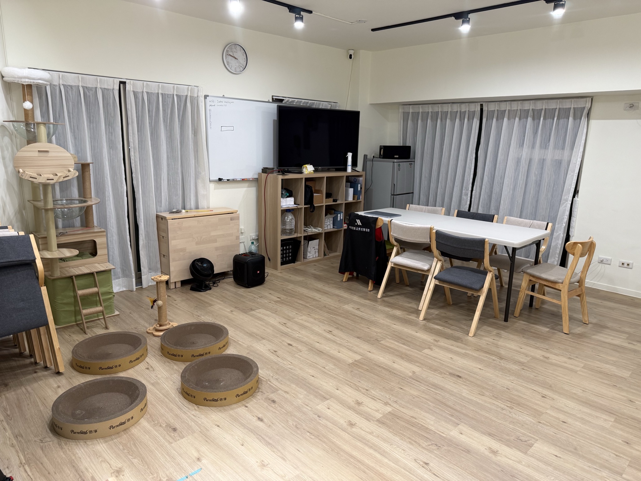 炭吉悠所寵物友善布置，備有貓跳台、貓抓板與逗貓棒，適合貓咪聚會